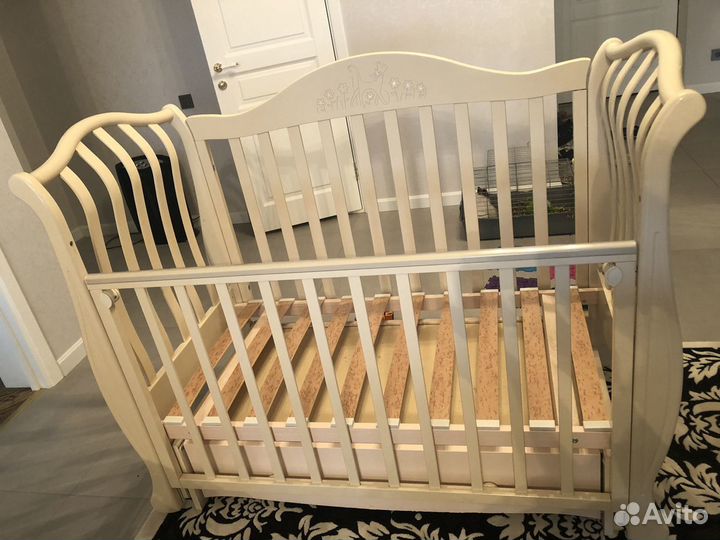 Детская кроватка с маятником, матрасом