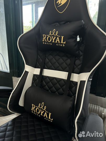 Компьютерное кресло черно-белое