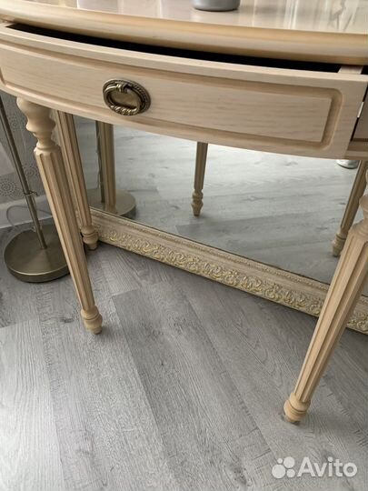 Зеркало напольное,консоль и старинная картина