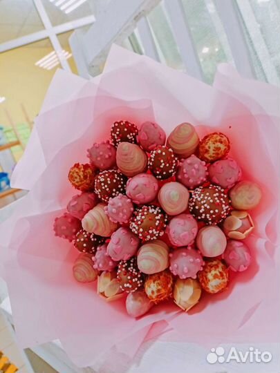 Цветы и клубника в шоколаде