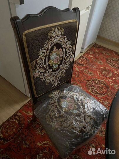Стол и стулья