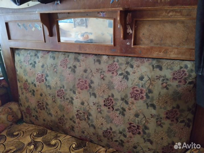 Старинный антикварный диван