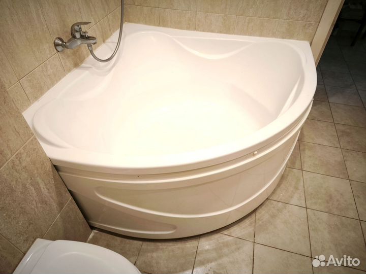 Угловая акриловая ванна Риола 135х135 см