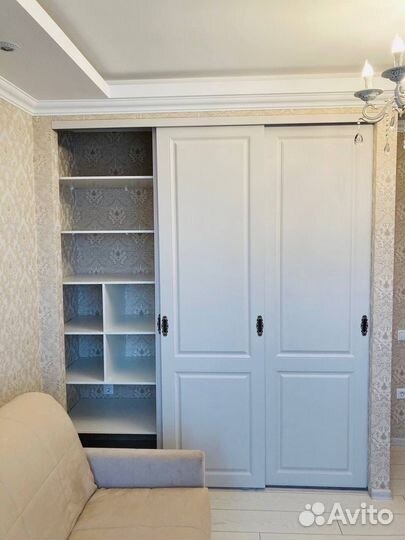 Книжный шкаф