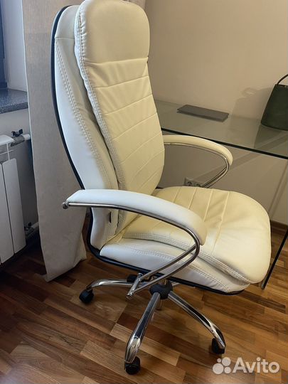Офисное кожаное кресло белое