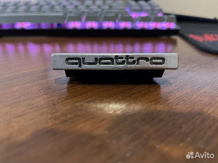 Шильдик quattro на решётку