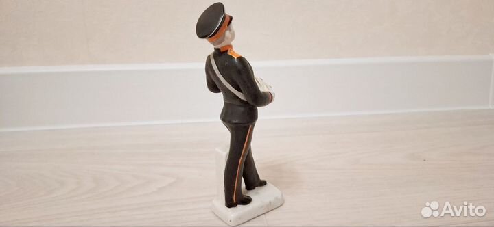 Фарфоровая статуэтка Суворовец с барабаном