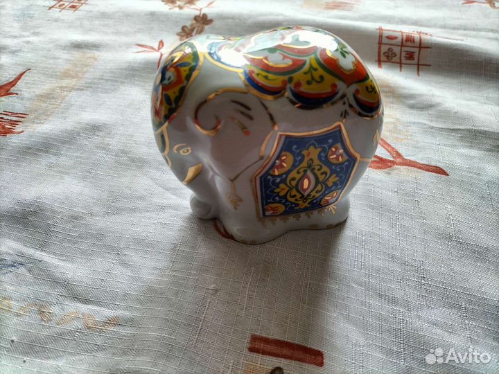 Слон фарфоровый