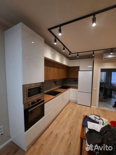 Кухня с антресолями до потолка артикул 51975