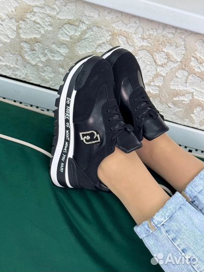 Женские кроссовки