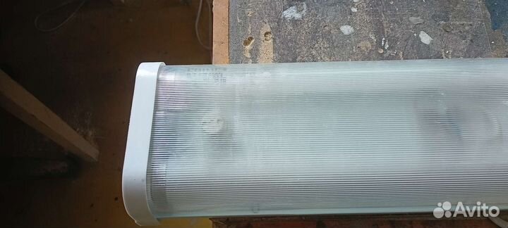 Светильник на две лампы дневного света