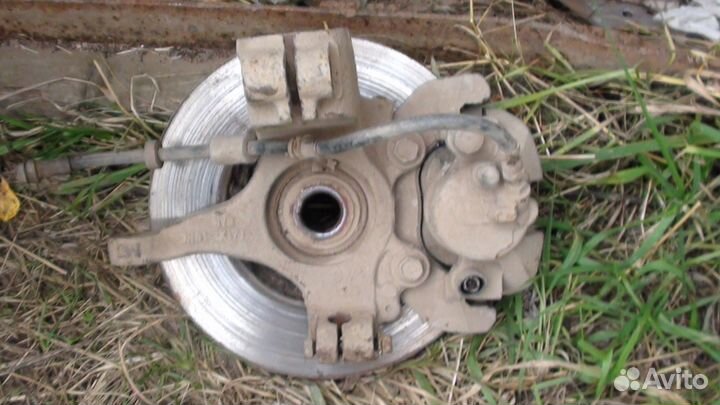 Кулак левый Mazda 3 2002-05 1.6L под болт