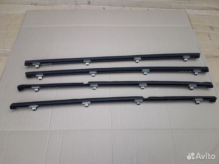 Уплотнитель стекла двери внутренний Lexus RX-II