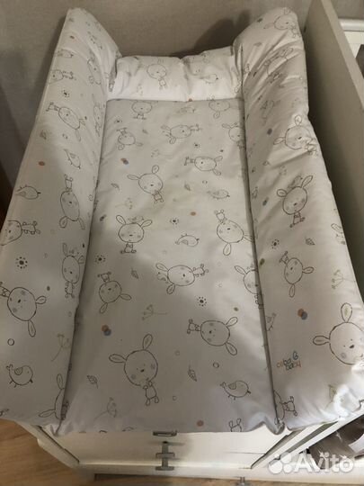 Детская кроватка и пеленальный комод