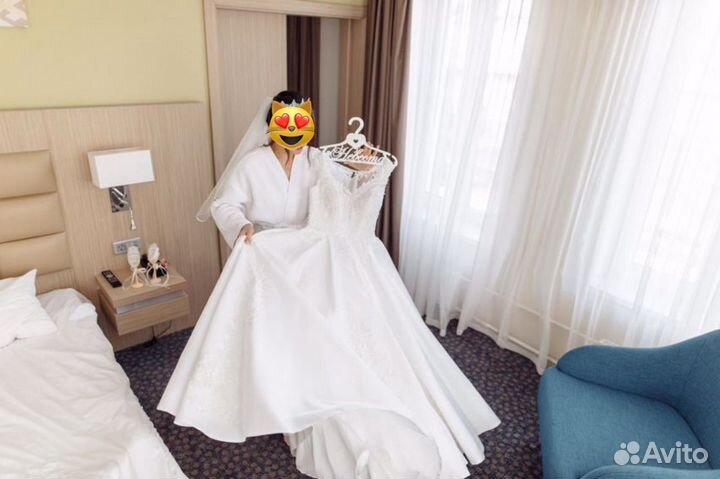 Шикарное свадебное платье) атласное, белое