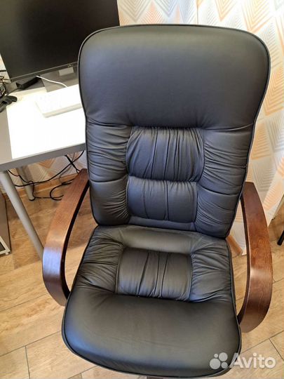 Кресло кожаное Бюрократ