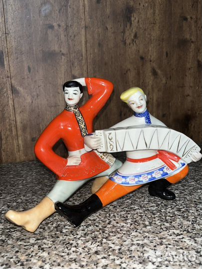 Фарфоровая статуэтка 