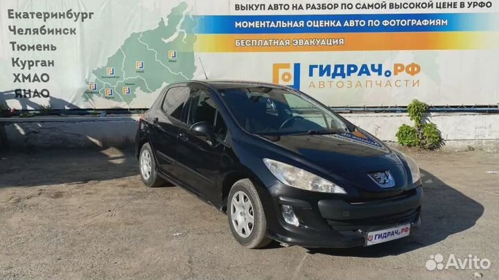 Кронштейн усилителя переднего бампера правый Peuge