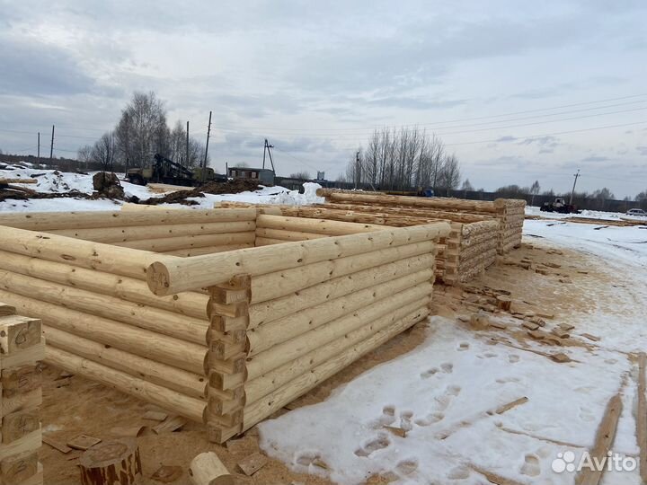 Срубы дома и бани из зимнего леса