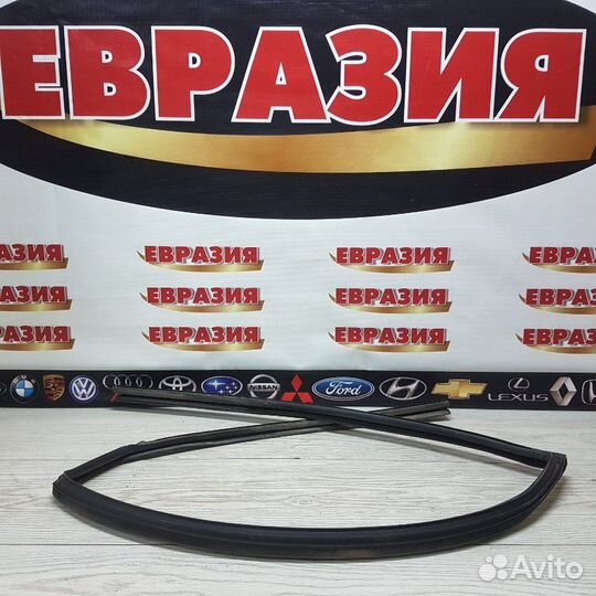Уплотнитель стекла двери задний правый Nissan