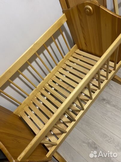 Кровать-люлька с маятником