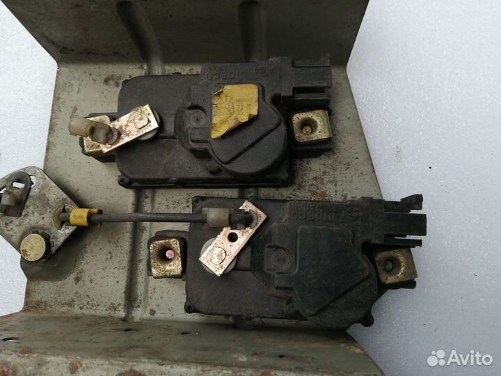 Замок стекла двери багажника Nissan Terrano D21