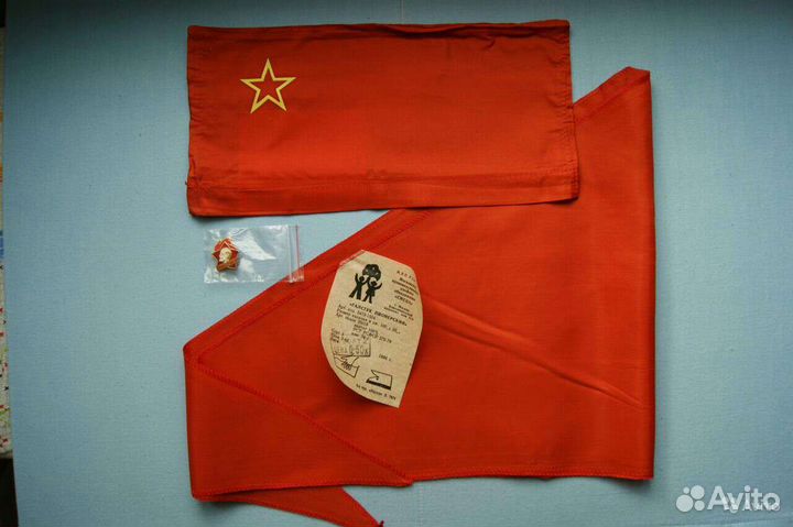 Пионерские пилотки, галстуки, значки, флажки СССР