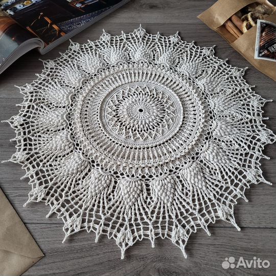 Салфетка крючком молочного цвета