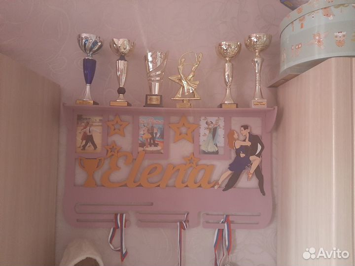 Полка для кубков и медалей