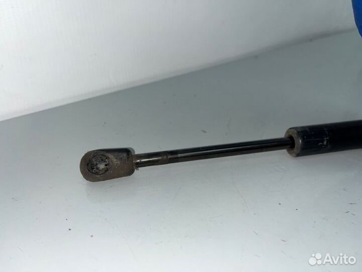 Амортизатор крышки багажника Hyundai Sonata IV