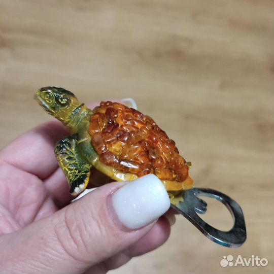 Открывашка черепашка с нат. янтарем