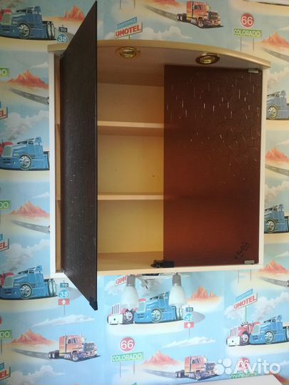 Полка настенная с дверцами