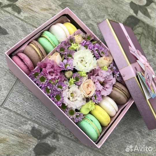 Коробка с Цветами и Макаронсами