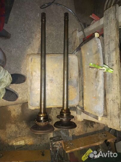 Полуоси заднего моста на Mercedes T1 в сборе