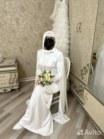 Свадебное платье со шлейфом 46 48