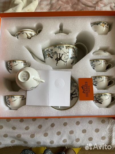 Чайный сервиз с чайником, молочницей, сахарницей