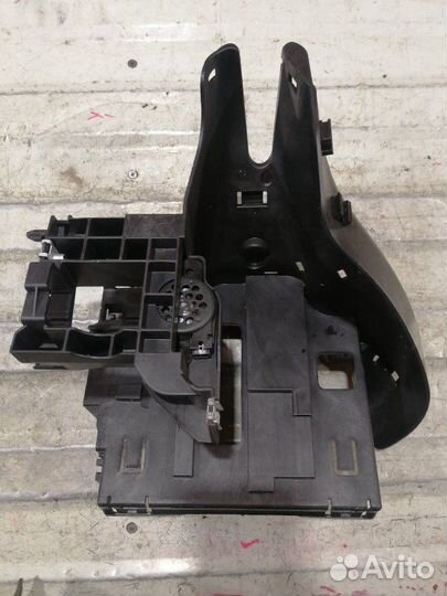 Кронштейн блока предохранителей Volkswagen Passat