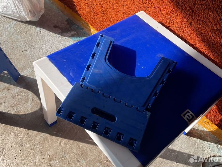 Детский пластиковый стол и два складных табурета