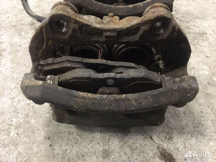 Суппорт передний Nissan Maxima A33 (4609)