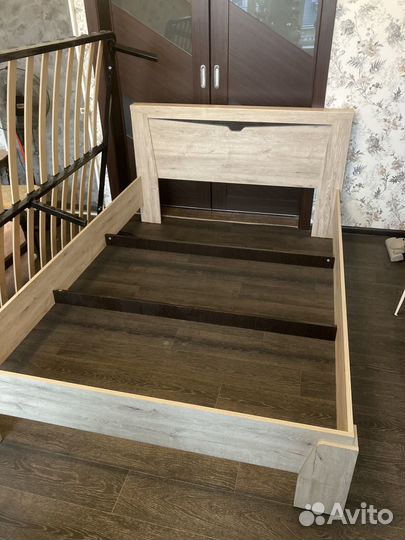 Кровать двухспальная с матрасом бу 140 на 200