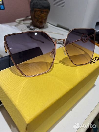 Солнцезащитные очки fendi