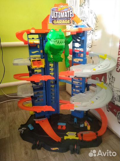 Hot wheels мега гараж