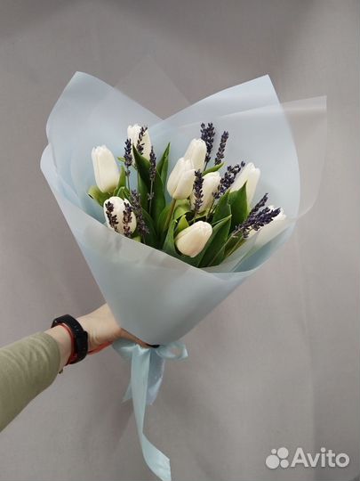 Букет из 9 белых тюльпанов с лавандой