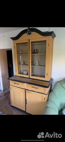 Старинный антикварный шкаф буфет