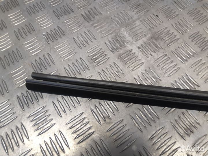 Б/У Накладка стекла переднего правого внутр#002