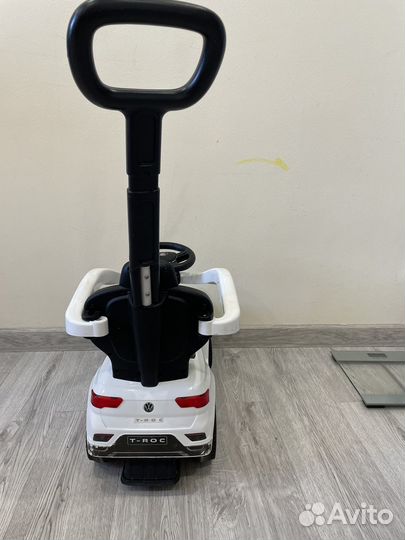 Машинка каталка толокар с ручкой