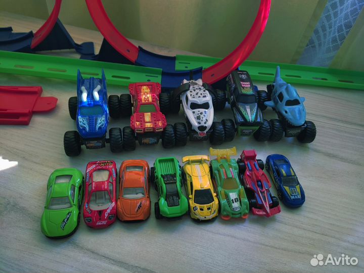 Набор машинок Hot Wheels и Happy Meal