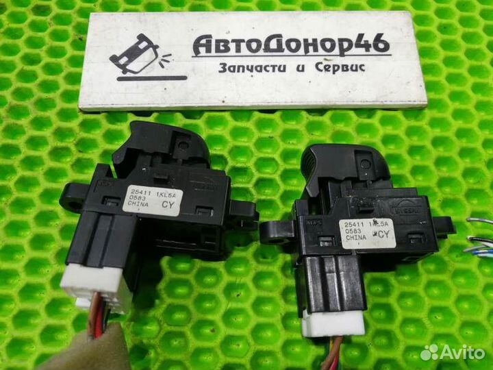 Кнопка заднего стеклоподъемника Nissan Juke F15