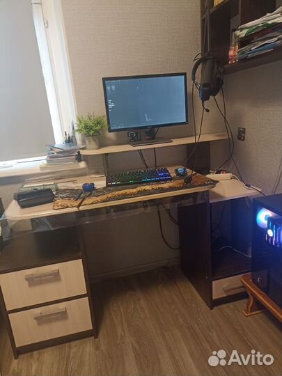 Школьный, компьютерный стол