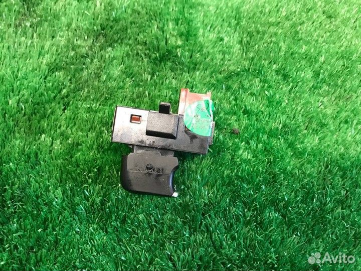 Кнопка стеклоподъемника передняя правая (R)